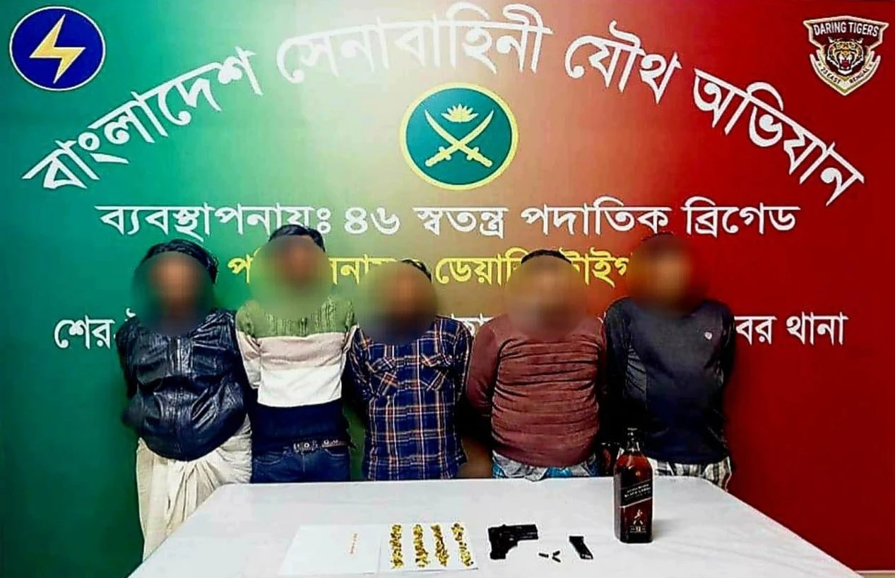 সেনাবাহিনীর যৌথ অভিযানে ঢাকার মোহাম্মদপুর এলাকা থেকে অস্ত্র ও মাদক উদ্ধার